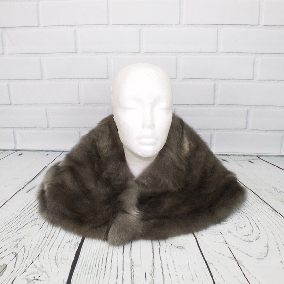 WH Ending & Sons Furs Accessories - Stunning Gray Fur Shoulder Wrap Newfoundland Fur